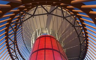 93 bomberos compiten en la primera cronoescalada a la Torre Sevilla