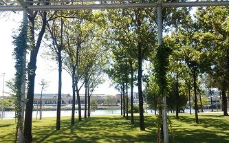 El alcalde de Sevilla, Juan Espadas, inaugura el nuevo Parque Magallanes en el conjunto de la Torre Sevilla