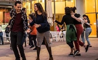 El Centro Comercial TORRE SEVILLA invita a bailar y disfrutar del jazz con una “Noche de swing”