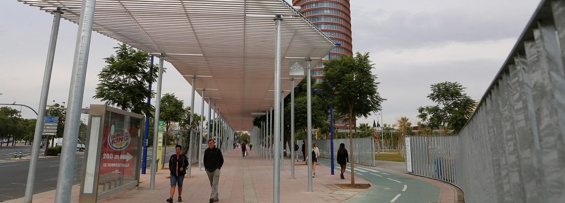 Torre Sevilla mejora el acceso peatonal al conjunto con la incorporación de una nueva pérgola