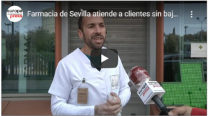 Farmacia de Sevilla atiende a clientes sin bajarse del coche