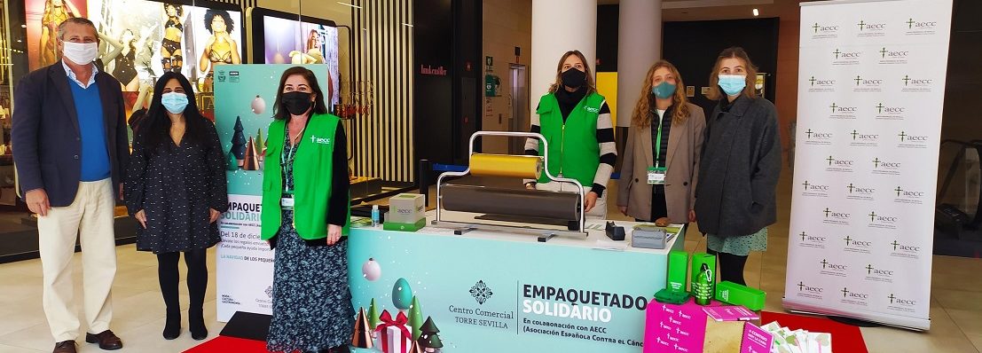 El Centro Comercial TORRE SEVILLA y la AECC colaboran en la Campaña de Navidad con un punto de empaquetado de regalos solidarios y un Portal de Belén