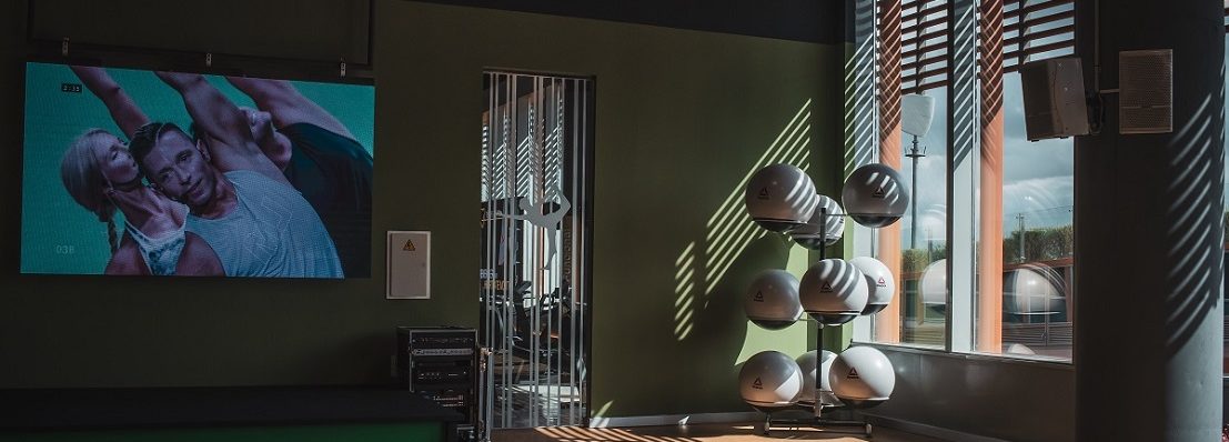 El centro de fitness YO10 Sportclub del Centro Comercial TORRE SEVILLA incorpora a su oferta un curso de profesor de yoga
