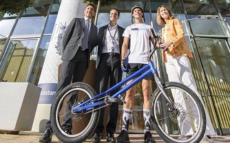 El ciclista andaluz Pablo Adame bate un récord mundial subiendo cuatro veces la Torre Sevilla en bicicleta 