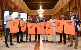 El Ayuntamiento presenta la nueva camiseta y la medalla de la KH-7 Nocturna del Guadalquivir que alcanza los 15.000 corredores