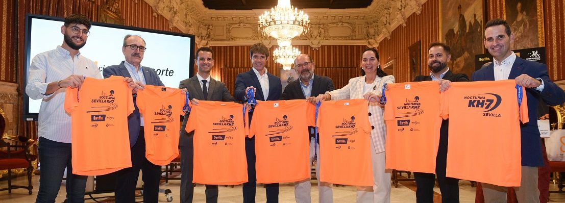 El Ayuntamiento presenta la nueva camiseta y la medalla de la KH-7 Nocturna del Guadalquivir que alcanza los 15.000 corredores